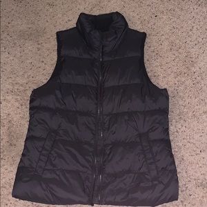 NWOT Old Navy Black Puffer Vest - M